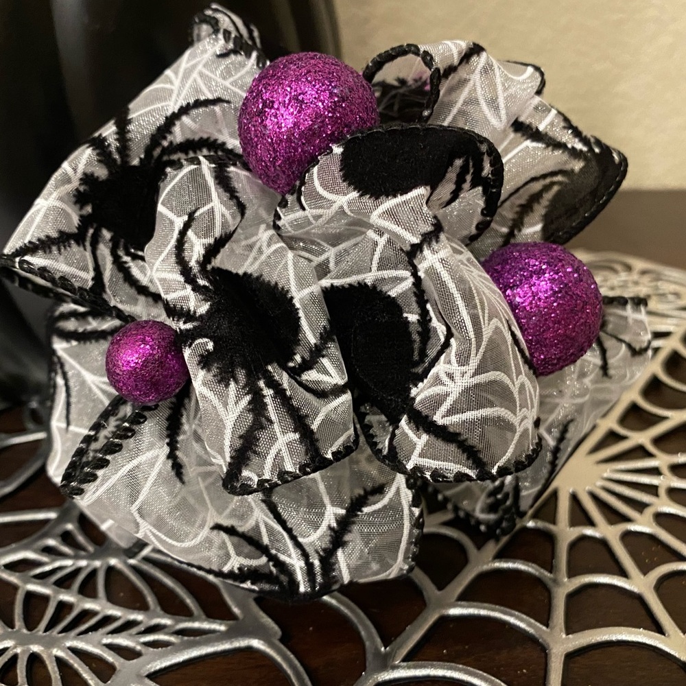Girls Halloween spider hair bow.